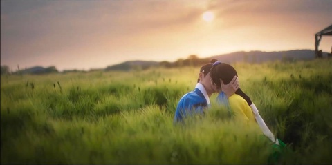 Rating 'Người yêu dấu' tăng mạnh sau cảnh hôn của Nam Goong Min với bạn diễn kém 13 tuổi - Ảnh 2. Cảnh hôn lãng mạn của Nam Goong Min và bạn diễn nữ kém 13 tuổi Ah Eun Jin
