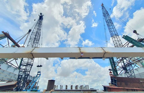 Tin tức sáng 27-8: Từ 1-7-2024 sách giáo khoa thuốc nhóm hàng nhà nước định giá - Ảnh 1. Dự án cầu Trần Hoàng Na trong ngày hợp long - Ảnh: TRUNG PHẠM