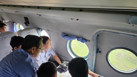 Sau chuyến bay khảo sát, Bí thư Nguyễn Văn Nên trăn trở giải pháp khai thác hết nguồn lực đất đai - Ảnh 4. Chủ tịch Phan Văn Mãi cùng lãnh đạo các tỉnh Đồng Nai, Bình Dương và các chuyên gia khảo sát và trao đổi về quy hoạch TP.HCM - Ảnh: TIẾN LONG