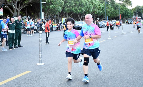 VĐV từng đạt HCV SEA Games về nhất cự ly 21 km tại Giải Việt dã Báo Bà Rịa - Vũng Tàu - Ảnh 2. Một VĐV "nhí" tham gia chạy việt dã cùng người lớn tại giải - Ảnh: BTC