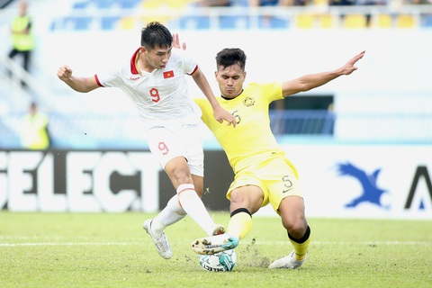 Chờ U23 Việt Nam bảo vệ ngôi vương - Ảnh 1. Người hâm mộ đang chờ đợi Đinh Xuân Tiến (trái) tiếp tục tỏa sáng trong trận chung kết - Ảnh: HOÀNG TÙNG