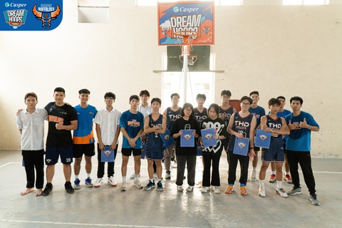 Hai đội bóng VBA tại Hà Nội trao quà ý nghĩa mùa tựu trường - Ảnh 3. Đội bóng rổ THPT Trần Hưng Đạo đón cột rổ mới - Ảnh: VBA