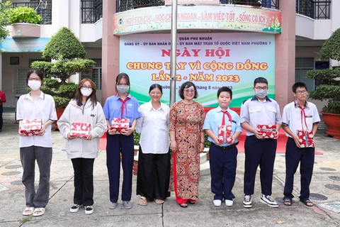 Đổi rác nhựa, lon nước lấy cây xanh và quà - Ảnh 4. Ban tổ chức đã trao tặng 108 phần quà, 160 suất học bổng, 1 máy laptop… cho học sinh, sinh viên, thành viên hộ nghèo, hộ cận nghèo, hộ gia đình có hoàn cảnh khó khăn trên địa bàn phường - Ảnh: BÁCH THẢO