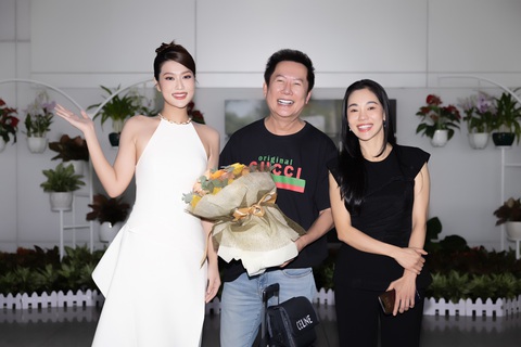 Tin tức giải trí 26-8: Thanh Hà làm liveshow, cựu thành viên One Direction nhập viện khẩn cấp - Ảnh 4. Ông Nawat Itsaragrisil, chủ tịch Miss Grand International, tại sân bay Tân Sơn Nhất - Ảnh: BTC