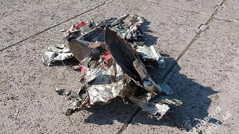 Ukraine lại tấn công Matxcơva bằng drone - Ảnh 1. Mảnh vỡ của chiếc drone bị lực lượng phòng không Nga bắn hạ rạng sáng 26-8 - Ảnh: RIA NOVOSTI