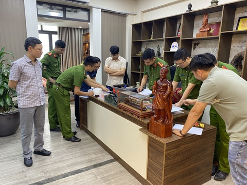 Cơ quan cảnh sát điều tra Công an tỉnh Bắc Giang khám xét nơi làm việc của Mạc Đăng Thanh - Ảnh: CÔNG AN TỈNH BẮC GIANG Cơ quan cảnh sát điều tra Công an tỉnh Bắc Giang khám xét nơi làm việc của Mạc Đăng Thanh - Ảnh: Công an tỉnh Bắc Giang
