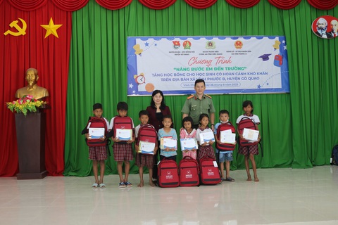 ‘Có học bổng và sách mới này đi học, con và các bạn vui lắm’ - Ảnh 1. Các em học sinh nghèo dân tộc Khmer ở xã Vĩnh Phước B (huyện Gò Quao) vui khi nhận được quà đầu năm học 2023-2024 - Ảnh: QUỐC TRƯƠNG