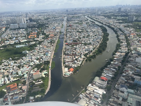 Sau chuyến bay khảo sát, Bí thư Nguyễn Văn Nên trăn trở giải pháp khai thác hết nguồn lực đất đai - Ảnh 6. Khai thác hiệu quả không gian đất hai bên bờ sông Sài Gòn là mục tiêu lớn lãnh đạo TP.HCM đặt ra cho việc lập quy hoạch sắp tới - Ảnh: TIẾN LONG