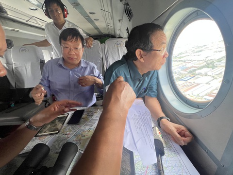 Sau chuyến bay khảo sát, Bí thư Nguyễn Văn Nên trăn trở giải pháp khai thác hết nguồn lực đất đai - Ảnh 1. Bí thư Nguyễn Văn Nên (bìa phải), Bí thư Tỉnh ủy Tây Ninh Nguyễn Thành Tâm (đứng) cùng khảo sát khu vực TP.HCM và Tây Ninh - Ảnh: TIẾN LONG