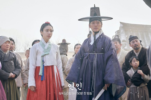 Rating 'Người yêu dấu' tăng mạnh sau cảnh hôn của Nam Goong Min với bạn diễn kém 13 tuổi - Ảnh 1. Poster nhân vật chính trong Người yêu dấu do Nam Goong Min và Ah Eun Jin thể hiện