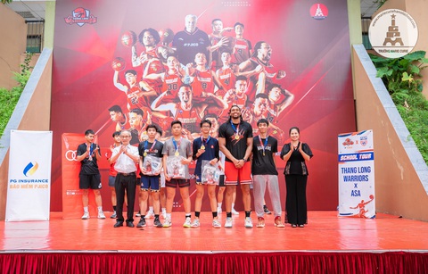 Hai đội bóng VBA tại Hà Nội trao quà ý nghĩa mùa tựu trường - Ảnh 4. Ngoại binh John Fields (thứ ba từ phải sang) tại Trường Marie Curie - Ảnh: VBA
