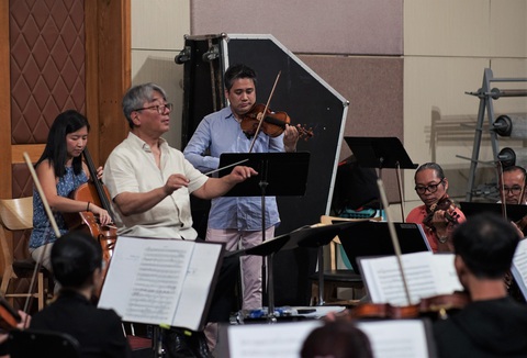 NSƯT Bùi Công Duy tập luyện cùng HBSO chuẩn bị cho hai đêm concert gồm 5 concerto NSƯT Bùi Công Duy tập luyện cùng HBSO chuẩn bị cho hai đêm concert gồm 5 concerto
