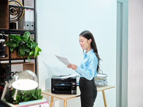 MC Khánh Vy cùng Epson EcoTank lan tỏa nguồn cảm hứng ‘Sắc màu hóa’ cuộc sống - Ảnh 1. MC Khánh Vy cùng Epson EcoTank lan tỏa nguồn cảm hứng ‘Sắc màu hóa’ cuộc sống - Ảnh 1.