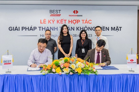 BEST Express Việt Nam đẩy mạnh giao hàng không tiền mặt với Dynamic QR của Techcombank - Ảnh 1. Ông Devin Fan - đại diện BEST Express Việt Nam và ông Phan Thanh Sơn - đại diện Techcombank ký kết thoả thuận hợp tác. Ảnh: Đình Tùng