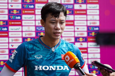 Tập trung đội tuyển, Quế Ngọc Hải chúc U23 Việt Nam vô địch - Ảnh 1. Trung vệ Quế Ngọc Hải trả lời phỏng vấn báo chí sáng 26-8 - Ảnh: VFF
