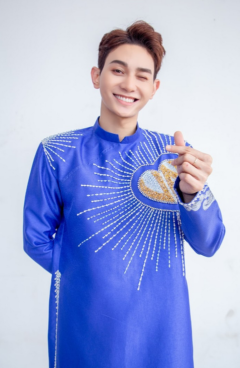 Roy Nguyễn ra mắt ca khúc comeback đậm chất Việt Nam mừng Quốc Khánh - Ảnh 2. Roy Nguyễn thoát mác nam thần trong MV mới.