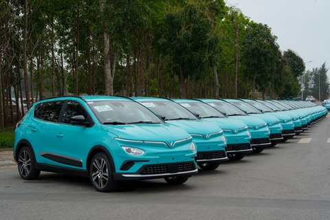 Chốt chính sách hỗ trợ ô tô điện trong tháng 8 - Ảnh 1. Đến năm 2030 có 100% xe taxi thay thế, đầu tư mới sử dụng điện, năng lượng xanh - Ảnh: V.F.