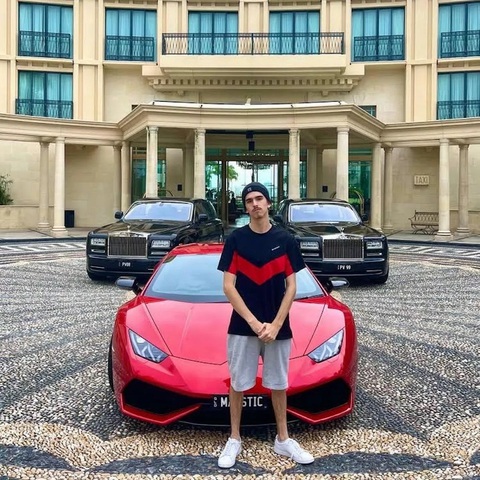 Từ siêu xe đến Rolex, những TikToker là rich kid chính hiệu: Đi làm bằng trực thăng, sống ở lâu đài - Ảnh 6. Từ siêu xe đến Rolex, những TikToker là rich kid chính hiệu: Đi làm bằng trực thăng, sống ở lâu đài - Ảnh 6.