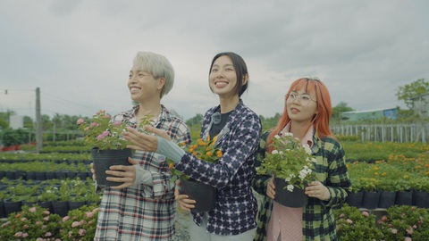 Thùy Tiên “bắn” rap cực mượt cỗ vũ tuổi trẻ hãy sống hết mình với thanh xuân - Ảnh 2. Thùy Tiên đã rất nỗ lực tập luyện để phần thể hiện của mình được tốt nhất.