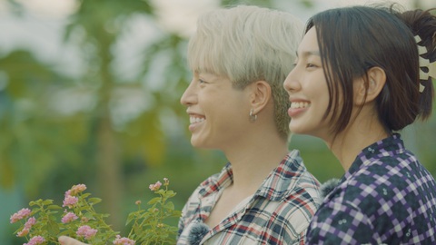 Thùy Tiên “bắn” rap cực mượt cỗ vũ tuổi trẻ hãy sống hết mình với thanh xuân - Ảnh 3. Sự đồng hành của Thùy Tiên và Đức Phúc luôn mang lại nhiều tiếng cười cho người xem với muôn vàn những tình huống hài “vô tri”