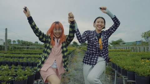 Thùy Tiên “bắn” rap cực mượt cỗ vũ tuổi trẻ hãy sống hết mình với thanh xuân - Ảnh 4. Thùy Tiên “bắn” rap cực mượt cỗ vũ tuổi trẻ hãy sống hết mình với thanh xuân - Ảnh 4.