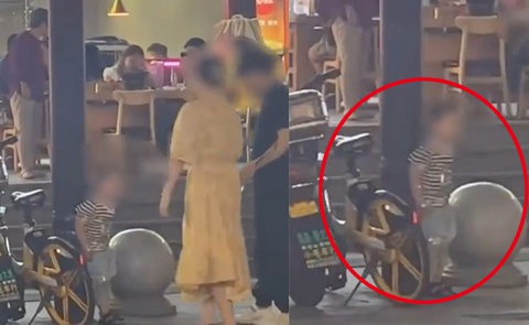 Tranh cãi vụ trói con trai nghịch ngợm vào cột ở khu ăn uống - Ảnh 1. Cậu bé bị trói vào cột bằng băng dính.