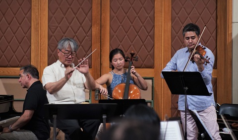 Từ phải sang NSƯT Bùi Công Duy, nghệ sĩ cello Grace Ho, nhạc trưởng Honna Tetsuji và nghệ sĩ piano Max Levinson tại buổi tập luyện cùng HBSO Từ phải sang NSƯT Bùi Công Duy, nghệ sĩ cello Grace Ho, nhạc trưởng Honna Tetsuji và nghệ sĩ piano Max Levinson tại buổi tập luyện cùng HBSO