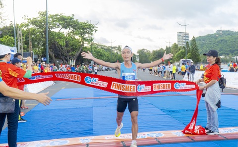 VĐV từng đạt HCV SEA Games về nhất cự ly 21 km tại Giải Việt dã Báo Bà Rịa - Vũng Tàu - Ảnh 4. VĐV Hoàng Nguyên Thanh - người từng có HCV SEA Games - về nhất cự ly 21km - Ảnh: BTC