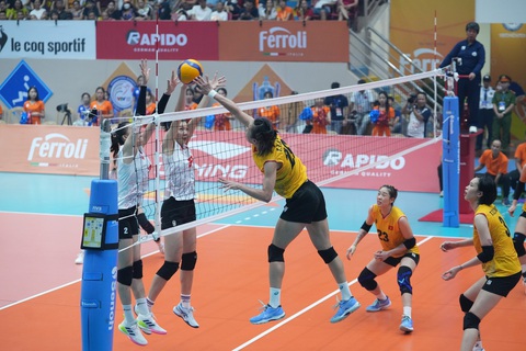 Thắng chóng vánh Việt Nam 2, Việt Nam 1 vô địch VTV Cup 2023 - Ảnh 1. Tuyển bóng chuyền nữ Việt Nam 1 (áo vàng) áp đảo trong trận chung kết VTV Cup 2023 - Ảnh: THU THẢO