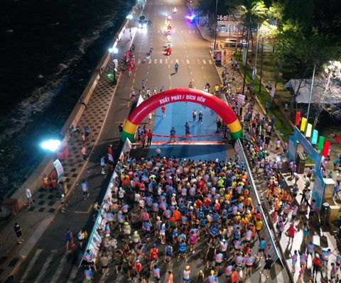 VĐV từng đạt HCV SEA Games về nhất cự ly 21 km tại Giải Việt dã Báo Bà Rịa - Vũng Tàu - Ảnh 1. Giải Việt dã báo Bà Rịa - Vũng Tàu diễn ra lúc tờ mờ sáng ở cự ly 21km - Ảnh: BTC