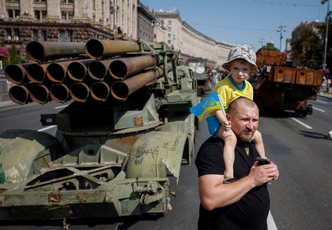 Kiev bị không kích lúc sáng sớm, Ukraine tuyên bố đẩy lùi - Ảnh 1. Người dân Ukraine đến xem cuộc triển lãm các khí tài Nga bị phá hủy trong cuộc chiến ở Ukraine được trưng bày trên đường phố Kiev tuần vừa qua - Ảnh: REUTERS