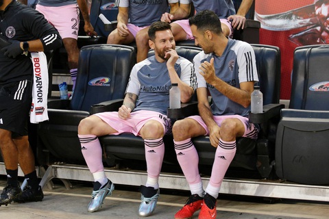 Phải dự bị nhưng Messi vẫn ghi bàn trận ra mắt MLS - Ảnh 1. Messi và Busquets được cho dự bị - Ảnh: REUTERS