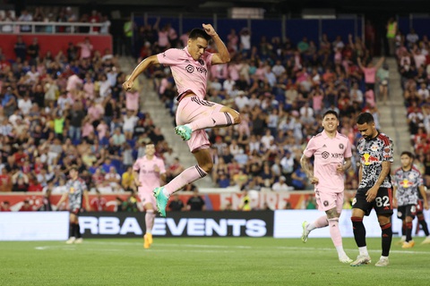 Phải dự bị nhưng Messi vẫn ghi bàn trận ra mắt MLS - Ảnh 3. Gomez ăn mừng bàn mở tỉ số - Ảnh: REUTERS