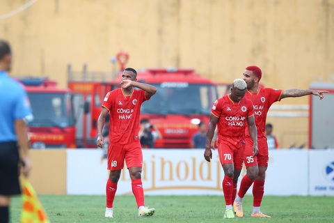 Công an Hà Nội vô địch V-League 2023 - Ảnh 1. Niềm vui của các cầu thủ Công An Hà Nội sau khi ghi bàn vào lưới Thanh Hóa - Ảnh: MINH ĐỨC