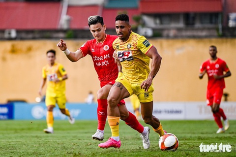 Công an Hà Nội vô địch V-League 2023 - Ảnh 3. Công An Hà Nội (áo đỏ) đoạt ngôi vương ở V-League 2023 sau trận hòa trước Thanh Hóa - Ảnh: NAM TRẦN