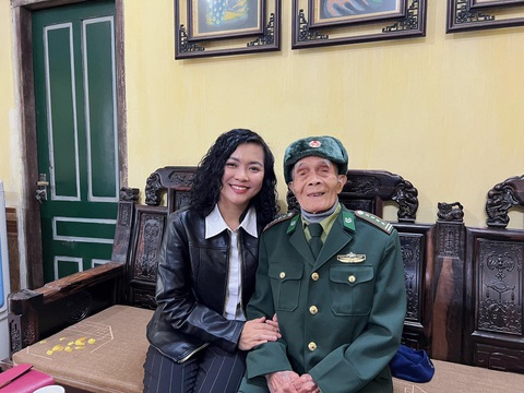 Đại tá Hoàng Long Xuyên và Đạo diễn Nguyễn Hương Dung của ký sự truyền hình “Nhớ Việt Bắc” hồi đầu năm 2023-Ảnh: HƯNG LÊ Đại tá Hoàng Long Xuyên và đạo diễn Nguyễn Hương Dung gặp nhau hồi đầu năm 2023 khi thực hiện ký sự truyền hình “Nhớ Việt Bắc” - Ảnh: HƯNG LÊ