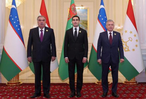 Hành lang bí mật của Nga để lách lệnh trừng phạt - Ảnh 2. Tổng thống Turkmenistan Serdar Berdimuhamedov (giữa), Tổng thống Tajikistan Emomali Rahmon (bìa trái) và Tổng thống Uzbekistan Shavkat Mirziyoyev dự Hội nghị thượng đỉnh ở Ashgabat - Ảnh: BỘ NGOẠI GIAO TURKMENISTAN