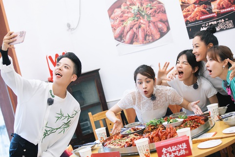 Sau Đạp gió 2023, Chi Pu tiếp tục quảng bá văn hoá Việt Nam trong show ẩm thực Trung Quốc - Ảnh 2. Chi Pu liên tục "tấu hài" khiến các thành viên cười ngất.