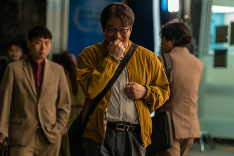 Không nhận ra sao nam 'Reply 1988' khi đóng vai biến thái trong 'Mask Girl' - Ảnh 2. Ahn Jae Hong còn đeo bụng giả để có ngoại hình mập mạp, phù hợp với nhân vật