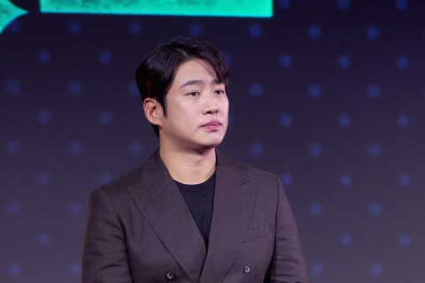 Không nhận ra sao nam 'Reply 1988' khi đóng vai biến thái trong 'Mask Girl' - Ảnh 4. Đời thực, Ahn Jae Hong có vóc dáng gọn gàng, mái tóc dày