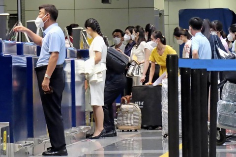 Hành khách làm thủ tục lên chuyến bay của Air Koryo đi Bình Nhưỡng, tại sân bay quốc tế Bắc Kinh - Ảnh: KYODO Hành khách làm thủ tục lên chuyến bay của Air Koryo đi Bình Nhưỡng, tại sân bay quốc tế Bắc Kinh (Trung Quốc) - Ảnh: KYODO