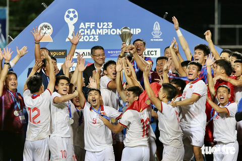 U23 Việt Nam được thưởng tổng cộng 1,8 tỉ đồng khi vô địch Đông Nam Á - Ảnh 1. Các cầu thủ U23 Việt Nam ăn mừng vô địch Giải U23 Đông Nam Á 2023 - Ảnh: HOÀNG TÙNG