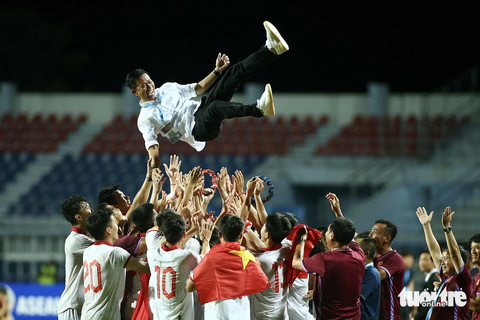 HLV Hoàng Anh Tuấn: 'Tôi vui vì U23 Việt Nam vô địch với nhiều cầu thủ 17, 18 tuổi' - Ảnh 1. Cầu thủ U23 Việt Nam tung HLV Hoàng Anh Tuấn lên trời sau chức vô địch U23 Đông Nam Á - Ảnh: HOÀNG TÙNG