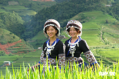 Người Mông đón mùa vàng, rộn ràng trước Tết Độc lập - Ảnh 1. Thiếu nữ người Mông khoe sắc bên ruộng bậc thang Mù Cang Chải - Ảnh: NGUYÊN BẢO