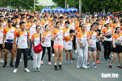 1000 cặp đôi hào hứng tham gia giải chạy cuối tuần - Ảnh 1. Sáng 27-8, hàng ngàn người có mặt tại khu vực cổng chính Khu chế xuất Tân Thuận (quận 7, TP.HCM) tham gia giải chạy