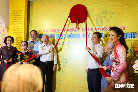 'Tôi đã khóc trước những liệt sĩ khi chết rồi chỉ có cái bí danh thôi, không biết tên thật là gì' - Ảnh 1. Ông Dương Anh Đức - phó chủ tịch UBND TP.HCM (áo trắng bên phải); ông Phan Nguyễn Như Khuê - trưởng Ban Tuyên giáo Thành ủy TP.HCM (áo trắng bên trái) cùng các đại biểu thực hiện nghi thức khánh thành Bảo tàng Biệt động Sài Gòn - Gia Định