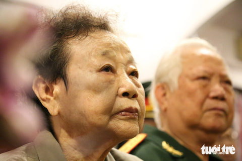 'Tôi đã khóc trước những liệt sĩ khi chết rồi chỉ có cái bí danh thôi, không biết tên thật là gì' - Ảnh 3. Bà Đoàn Thị Nhỏ (vợ Anh hùng Lực lượng vũ trang nhân dân Nguyễn Đức Hùng, hay còn gọi là ông Tư Chu) tại buổi lễ công bố quyết định thành lập bảo tàng