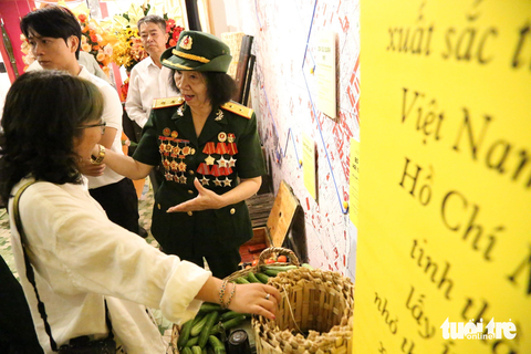 'Tôi đã khóc trước những liệt sĩ khi chết rồi chỉ có cái bí danh thôi, không biết tên thật là gì' - Ảnh 4. Bà Trần Thị Lệ Thu (tức giao liên Thu Bà Điểm) kể những câu chuyện lịch sử cho khách tham quan bảo tàng