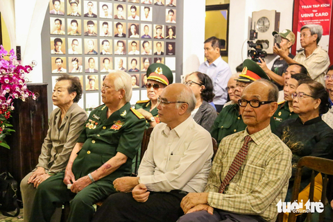 'Tôi đã khóc trước những liệt sĩ khi chết rồi chỉ có cái bí danh thôi, không biết tên thật là gì' - Ảnh 7. Các đại biểu theo dõi đoạn phim tư liệu về lực lượng Biệt động Sài Gòn.
