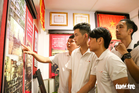 'Tôi đã khóc trước những liệt sĩ khi chết rồi chỉ có cái bí danh thôi, không biết tên thật là gì' - Ảnh 9. Nhiều bạn trẻ chăm chú tìm hiểu các trận đánh nổi bật của lực lượng Biệt động Sài Gòn.